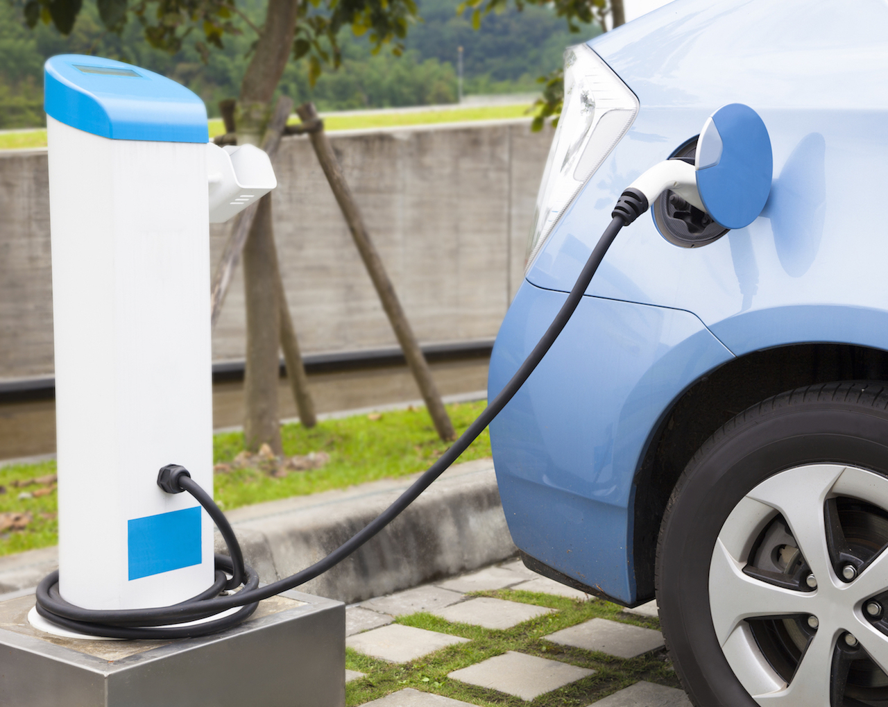 Véhicules électriques : appel à projets pour le développement de 100 bornes de rechargement