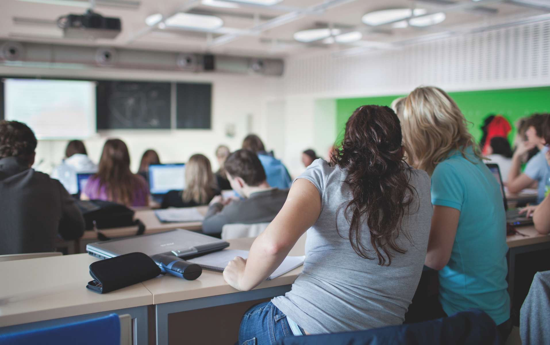 Recherche scientifique : clarification, transparence et féminisation