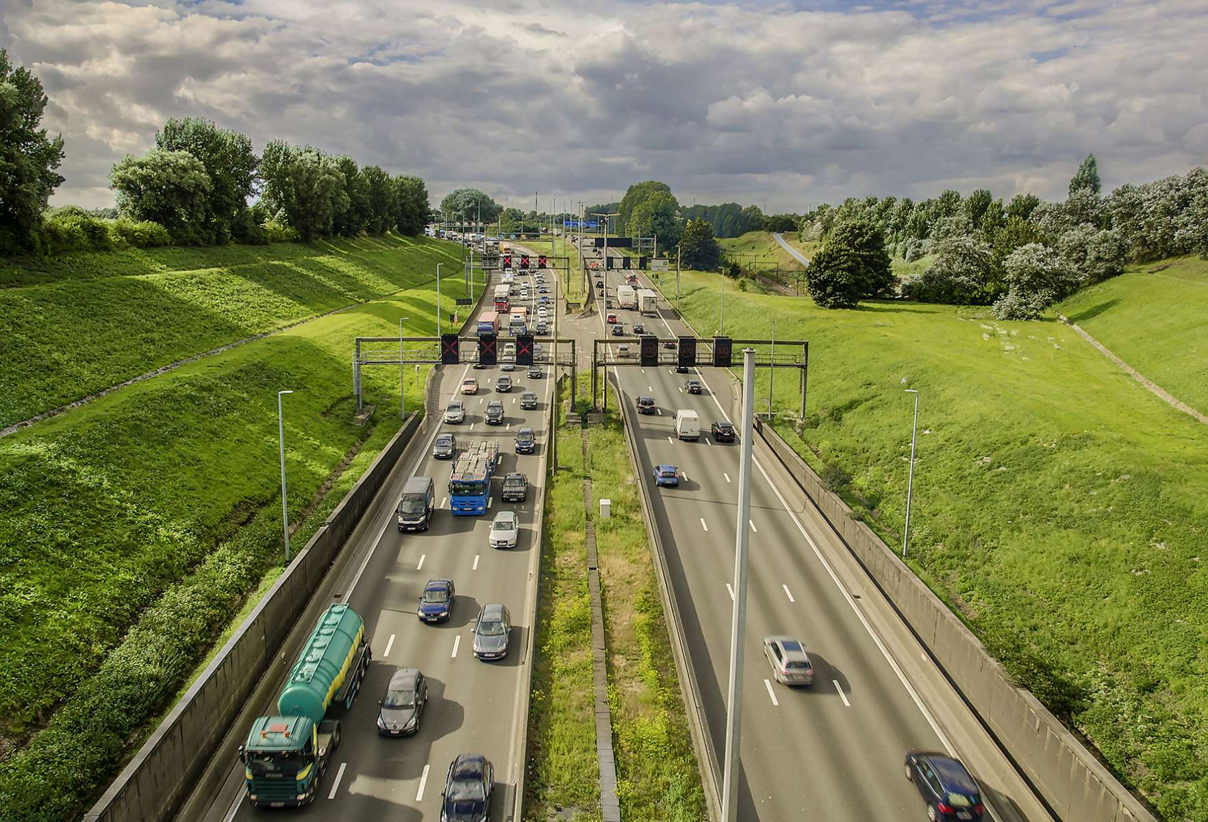 Bande de co-voiturage sur la E411 : Le Ministre Bellot salue une première en Belgique.