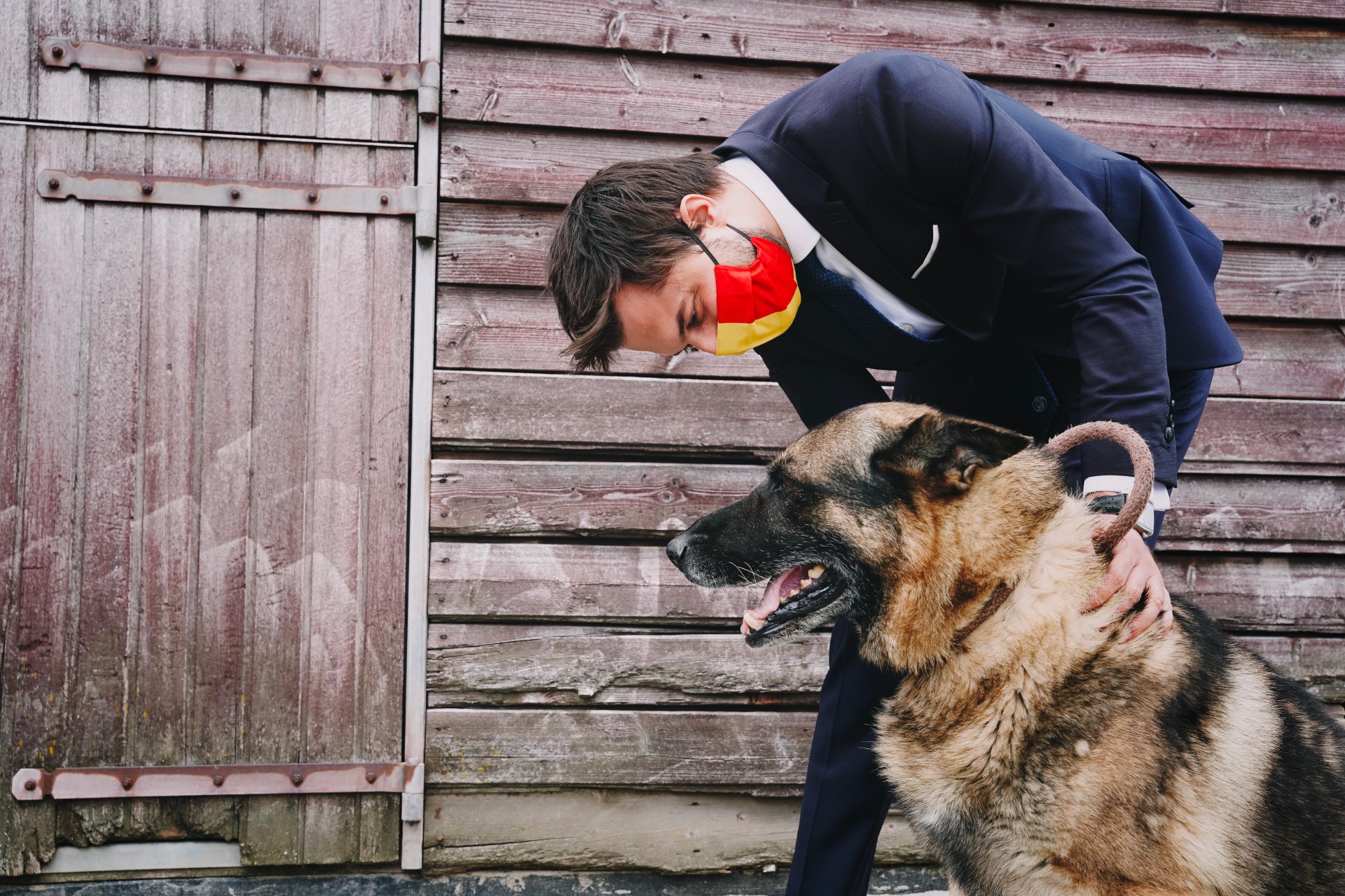 Journée mondiale des chiens : Georges-Louis Bouchez en visite dans le refuge animalier Veeweyde