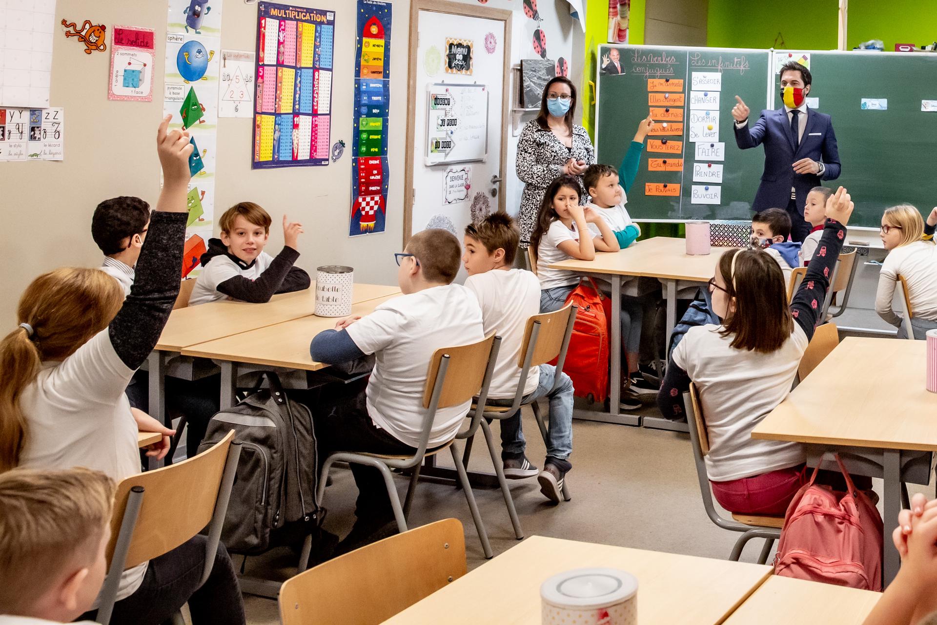 Georges-Louis Bouchez clôture la campagne électorale des délégués dans une école primaire de Flénu.