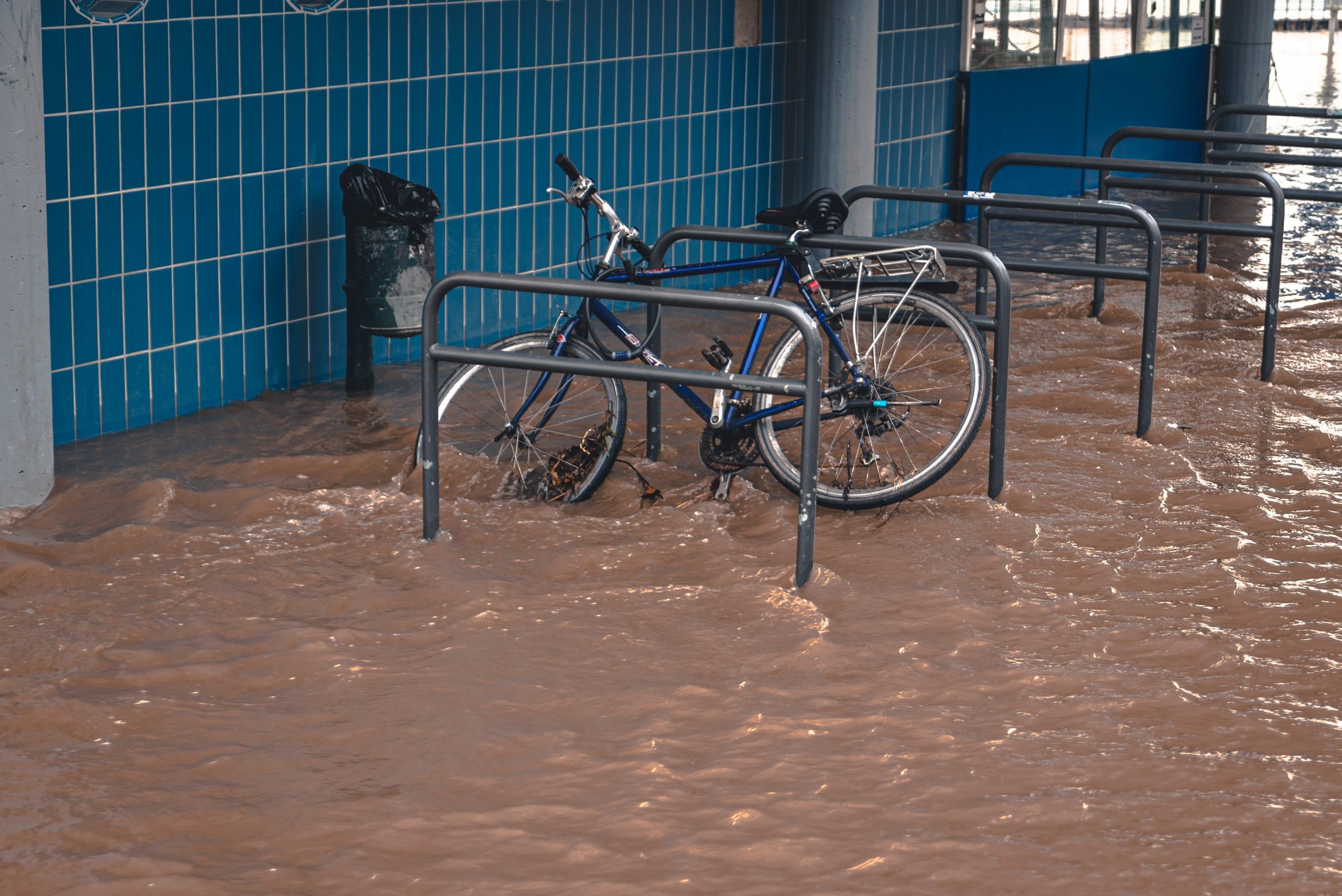 Le Gouvernement accorde des dispenses de permis pour les travaux urgents liés aux inondations