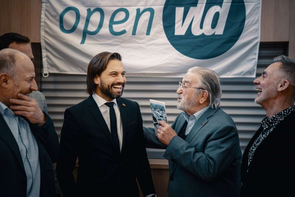 Georges-Louis Bouchez à l’Open VLD Temse : “Maintenir trois réacteurs nucléaires supplémentaires ouverts”.