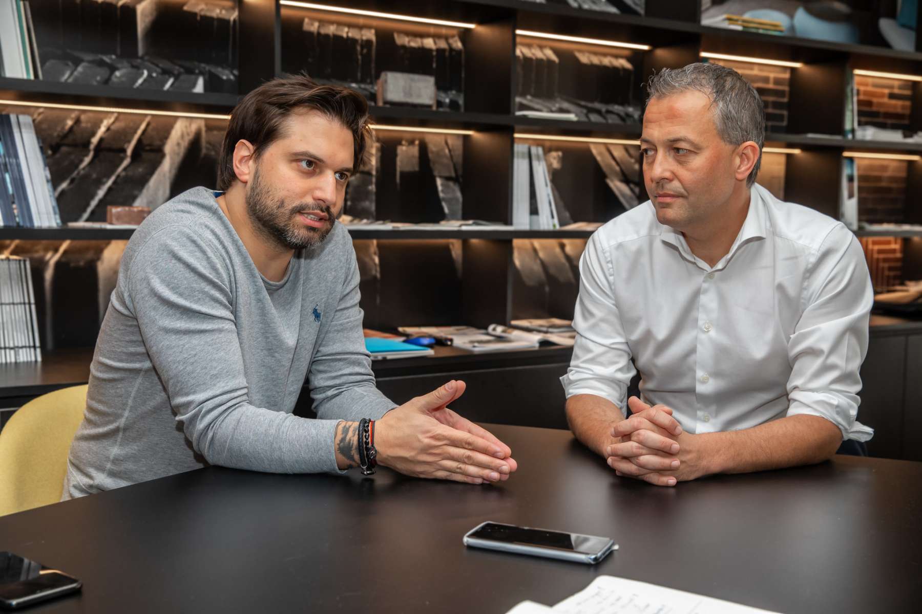 Bouchez et Lachaert en visite d’entreprise à Audenarde : “Les Wallons peuvent aussi travailler en Flandre.”