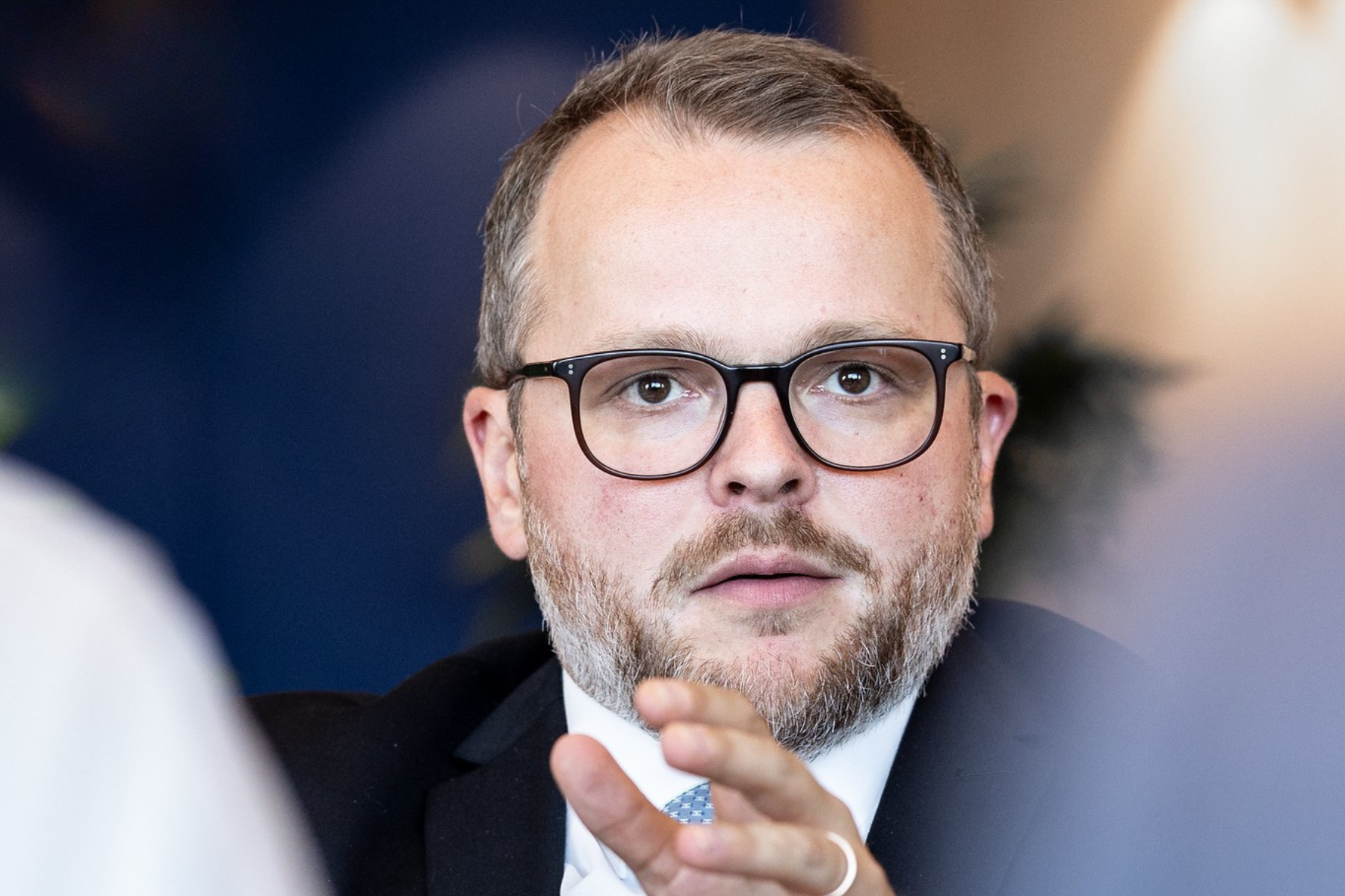 Mathieu Bihet dans QR le Débat: “Nous étions le seul Etat au monde avec un chômage illimité dans le temps”