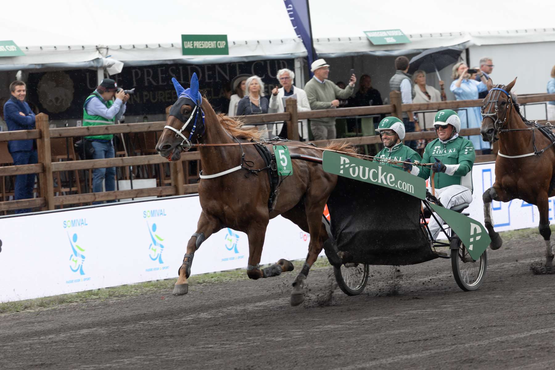 Georges-Louis Bouchez participe à une course en duo lors de Waregem Koerse pour une bonne cause